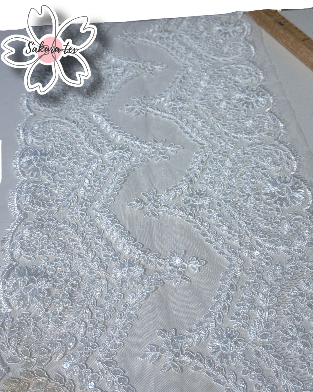 Blonda Bordada con Lentejuelas y 2 Tiras "Sencilla"