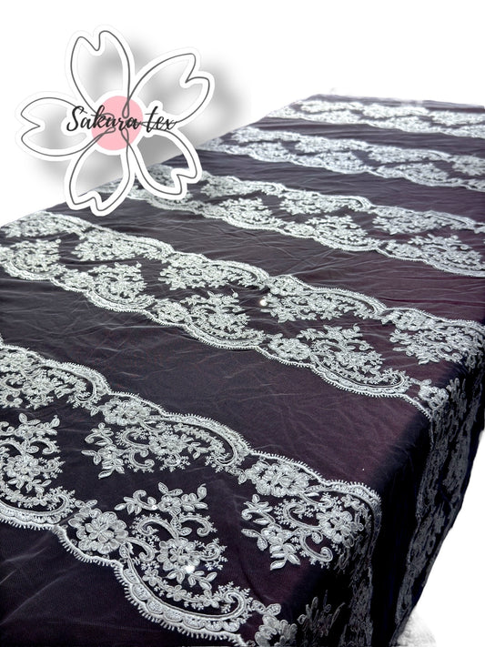 Blonda Bordada con Lentejuelas y 10 Tiras "Lyon"