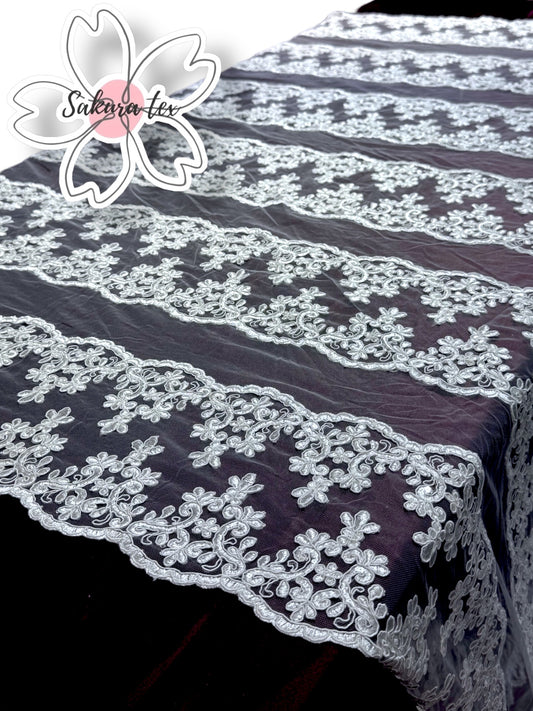 Blonda Bordada con Lentejuelas y 12 Tiras "Kingston"