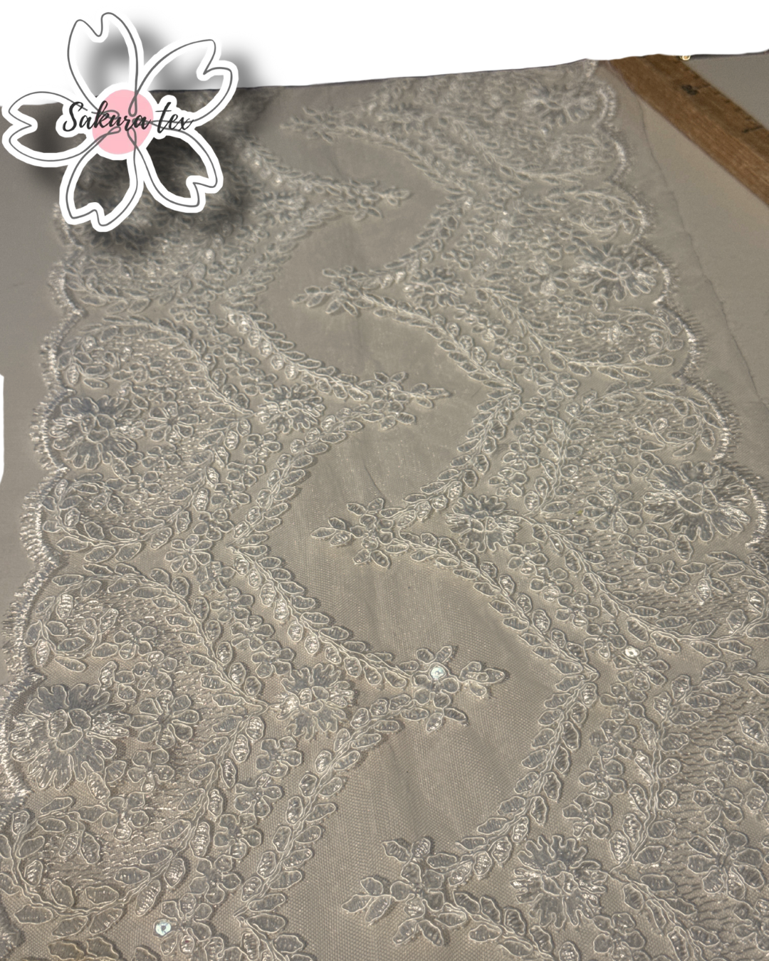 Blonda Bordada con Lentejuelas y 2 Tiras "Sencilla"