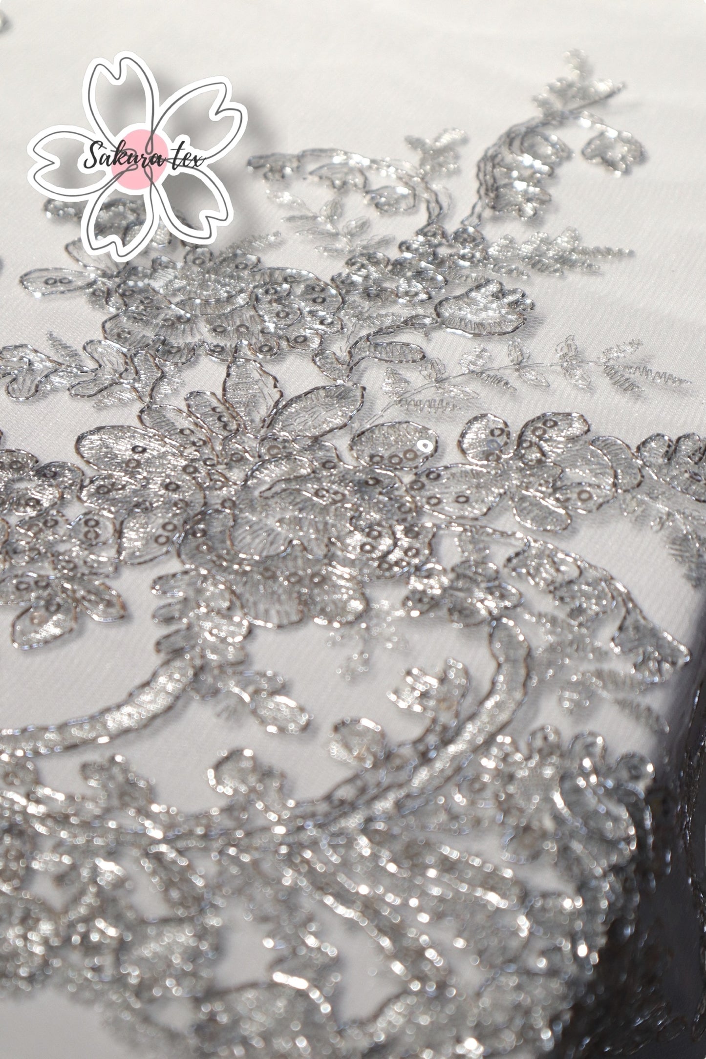 Blonda Bordada con Lentejuelas y 4 Tiras "Rosas"