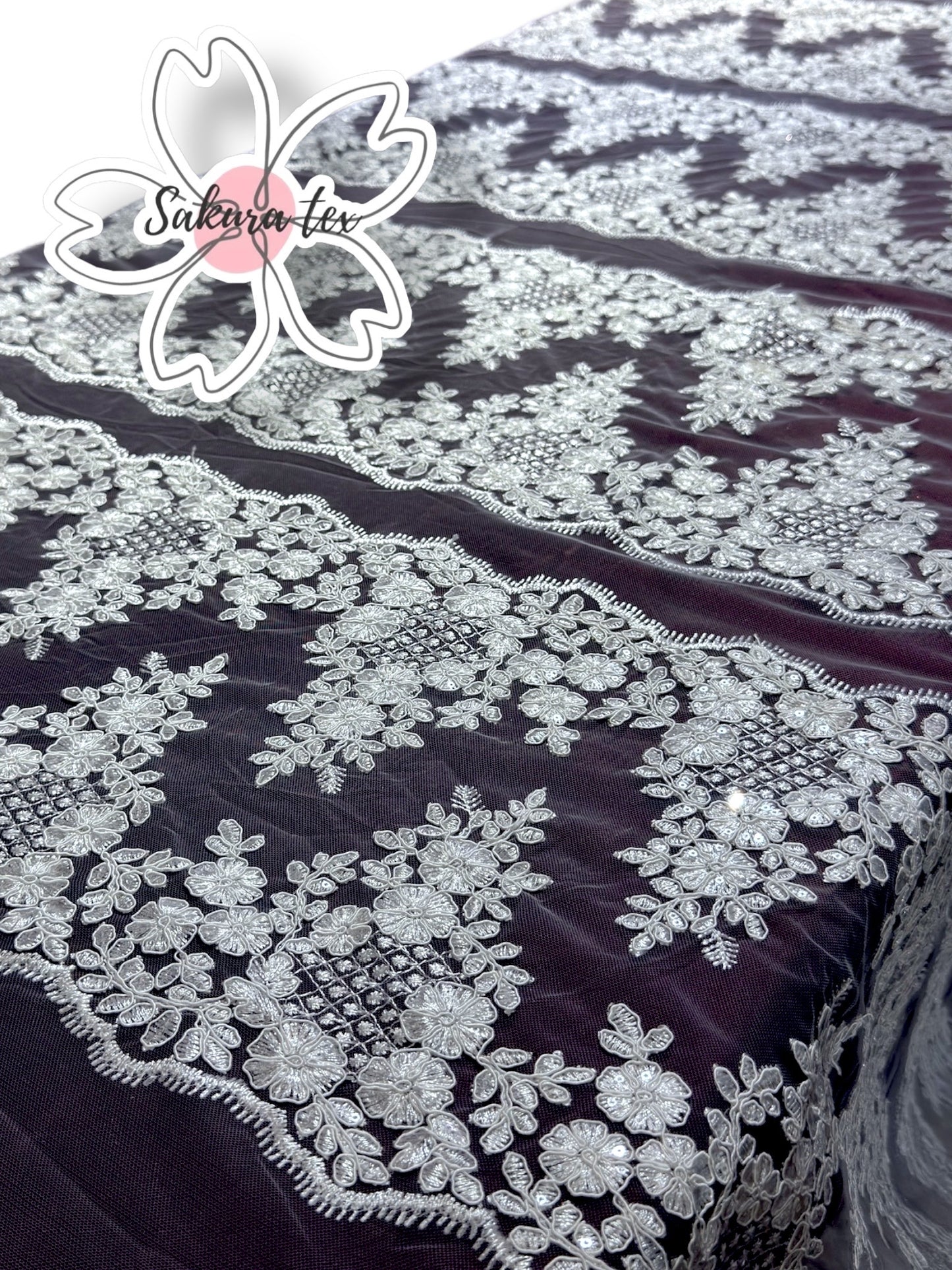 Blonda Bordada con Lentejuela Transparente y 8 Tiras "Le Mans"