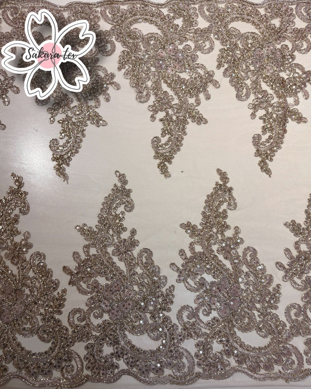 Blonda Bordada con Lentejuelas y 2 Tiras "Gancho"