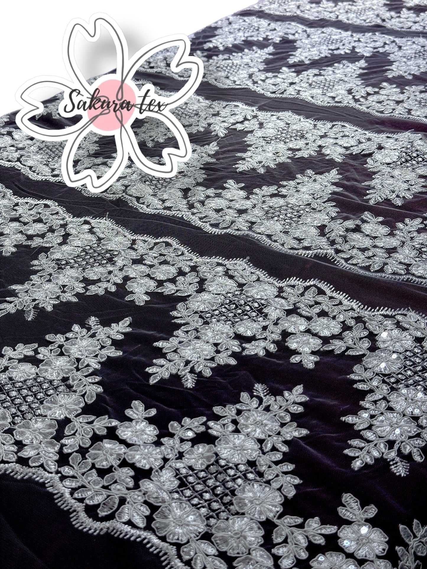 Blonda Bordada con Lentejuela Transparente y 8 Tiras "Le Mans"