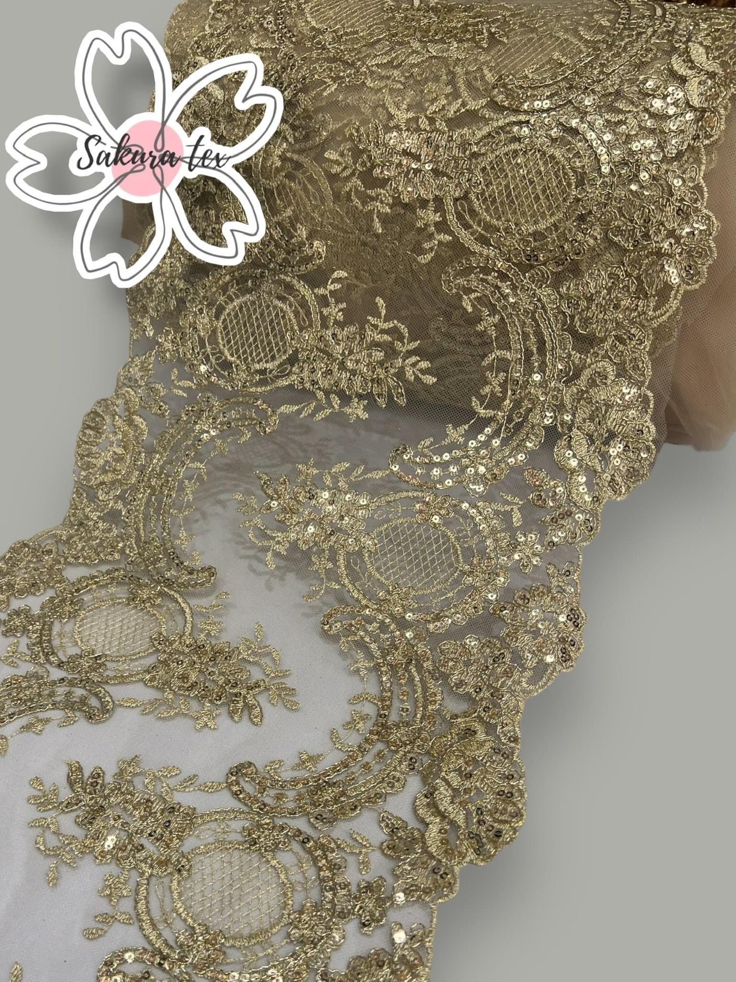 Blonda Bordada con Lentejuelas y 2 Tiras "Oval"